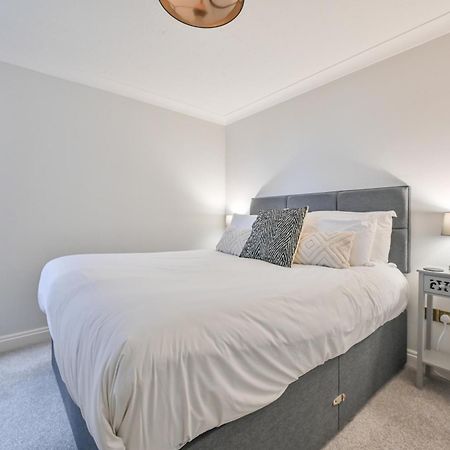Top Floor Sandbanks Apartment With Free Parking Just Minutes From The Beach And Bars Canford Cliffs Экстерьер фото