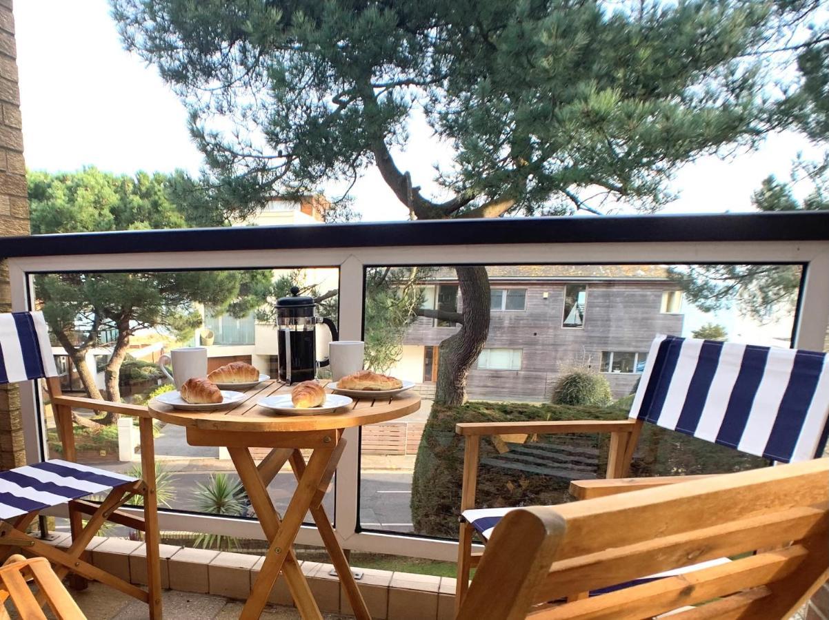 Top Floor Sandbanks Apartment With Free Parking Just Minutes From The Beach And Bars Canford Cliffs Экстерьер фото
