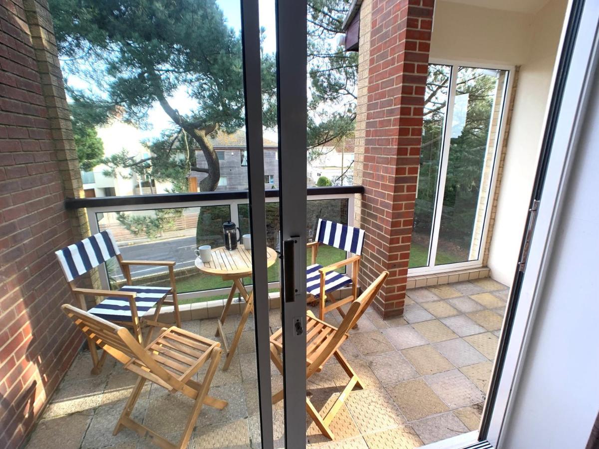 Top Floor Sandbanks Apartment With Free Parking Just Minutes From The Beach And Bars Canford Cliffs Экстерьер фото