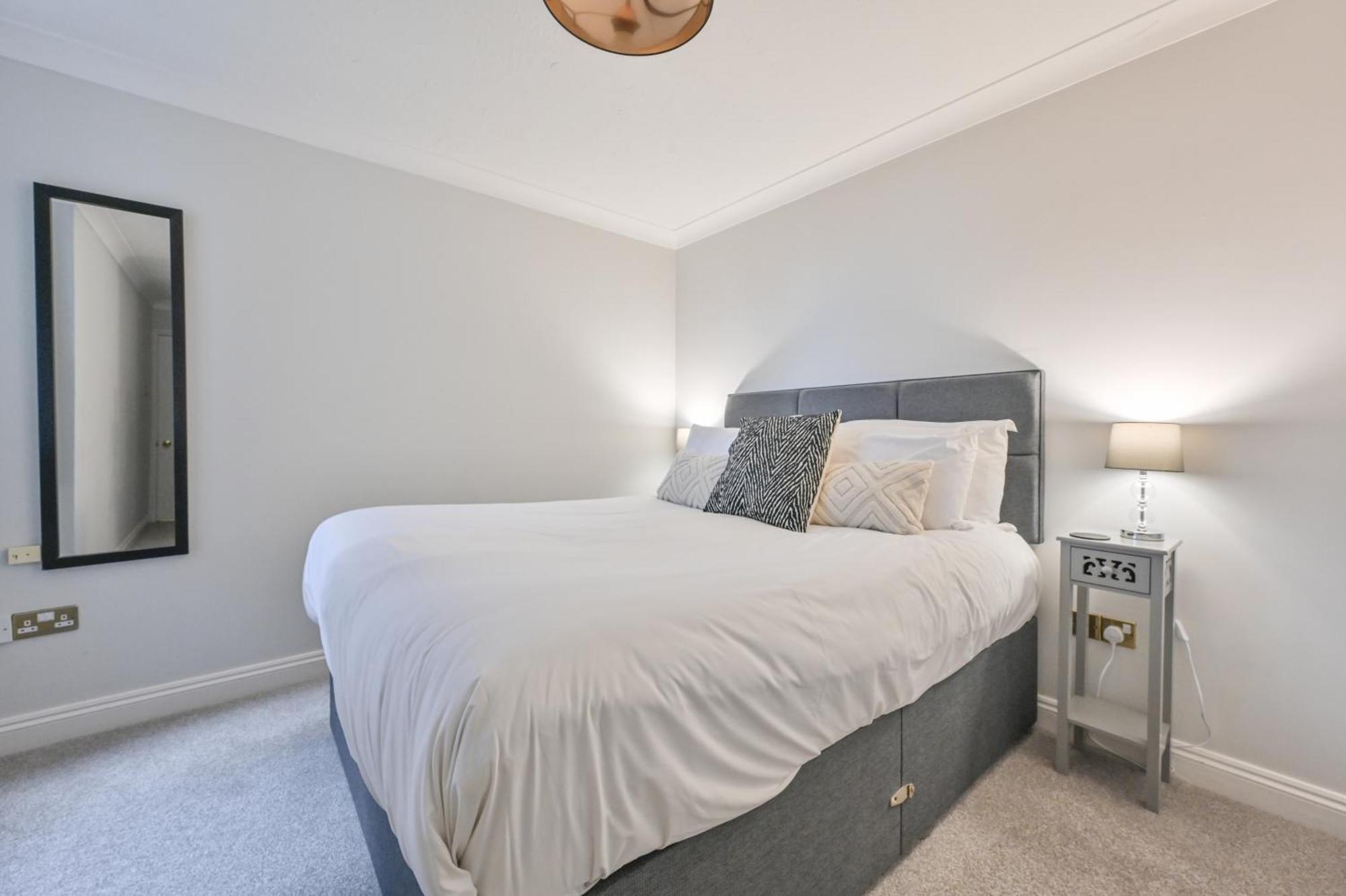 Top Floor Sandbanks Apartment With Free Parking Just Minutes From The Beach And Bars Canford Cliffs Экстерьер фото