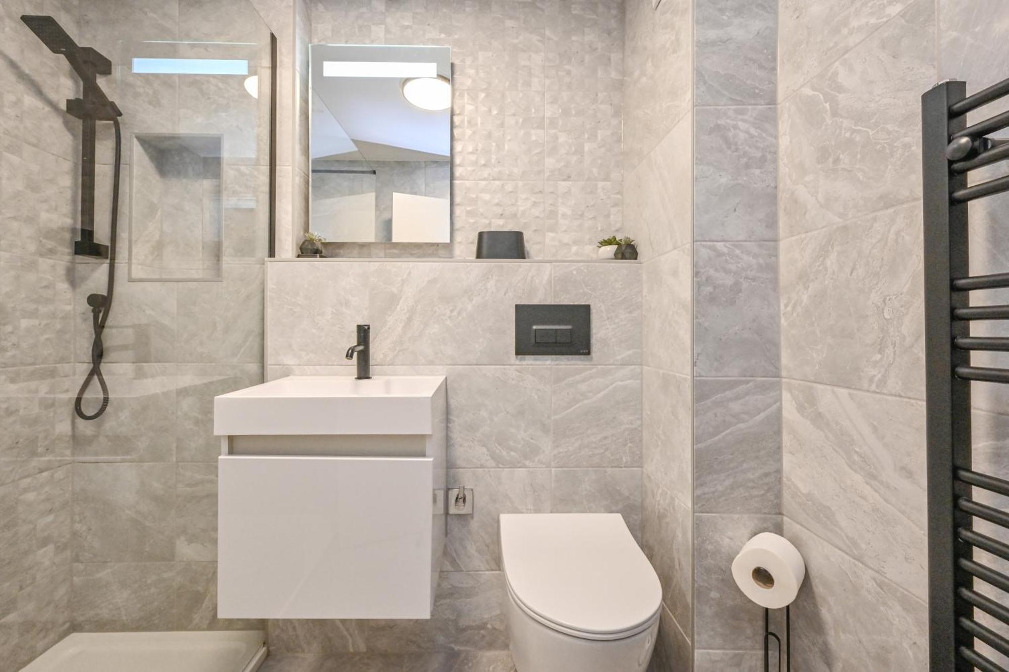 Top Floor Sandbanks Apartment With Free Parking Just Minutes From The Beach And Bars Canford Cliffs Экстерьер фото