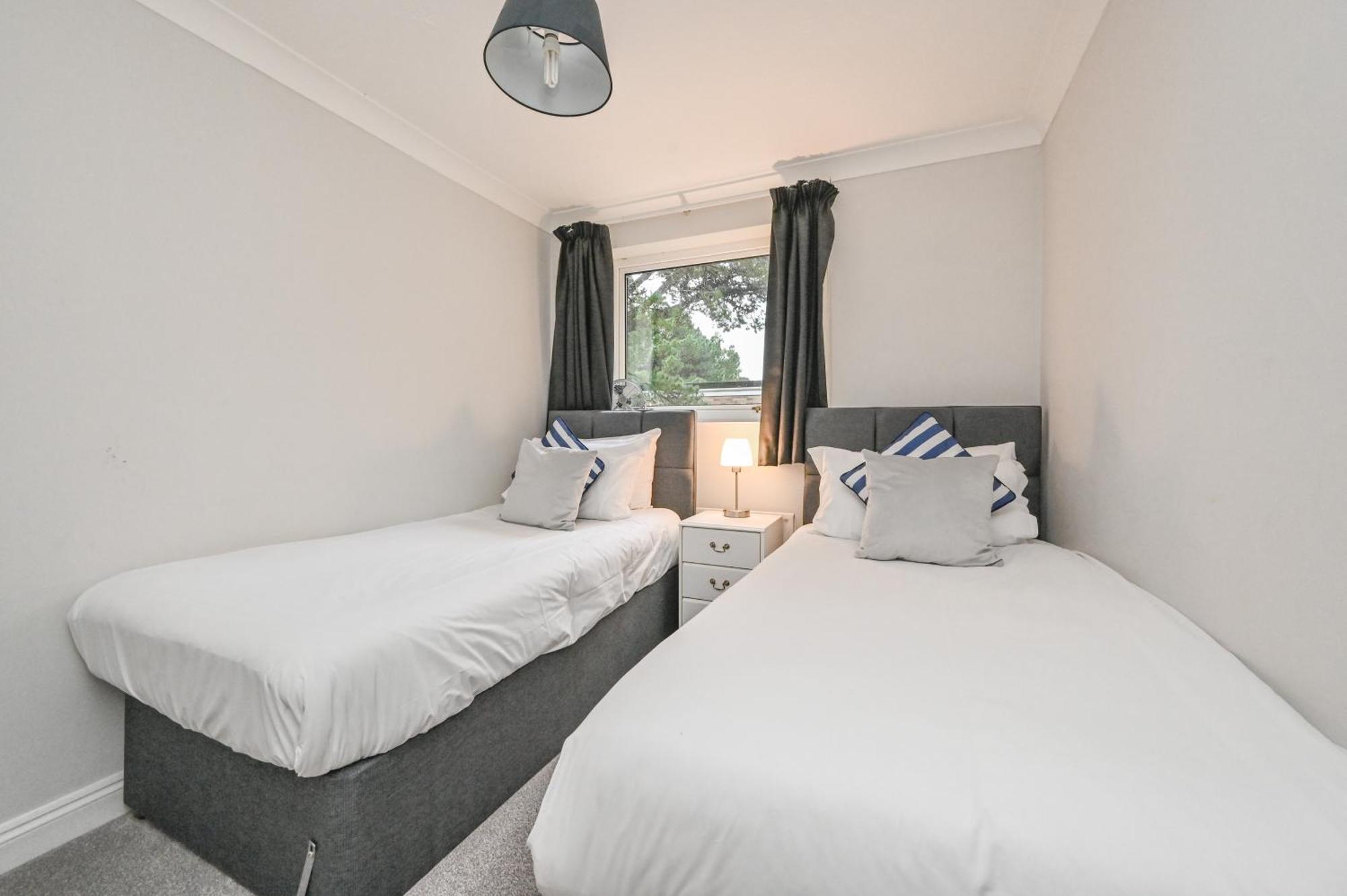 Top Floor Sandbanks Apartment With Free Parking Just Minutes From The Beach And Bars Canford Cliffs Экстерьер фото