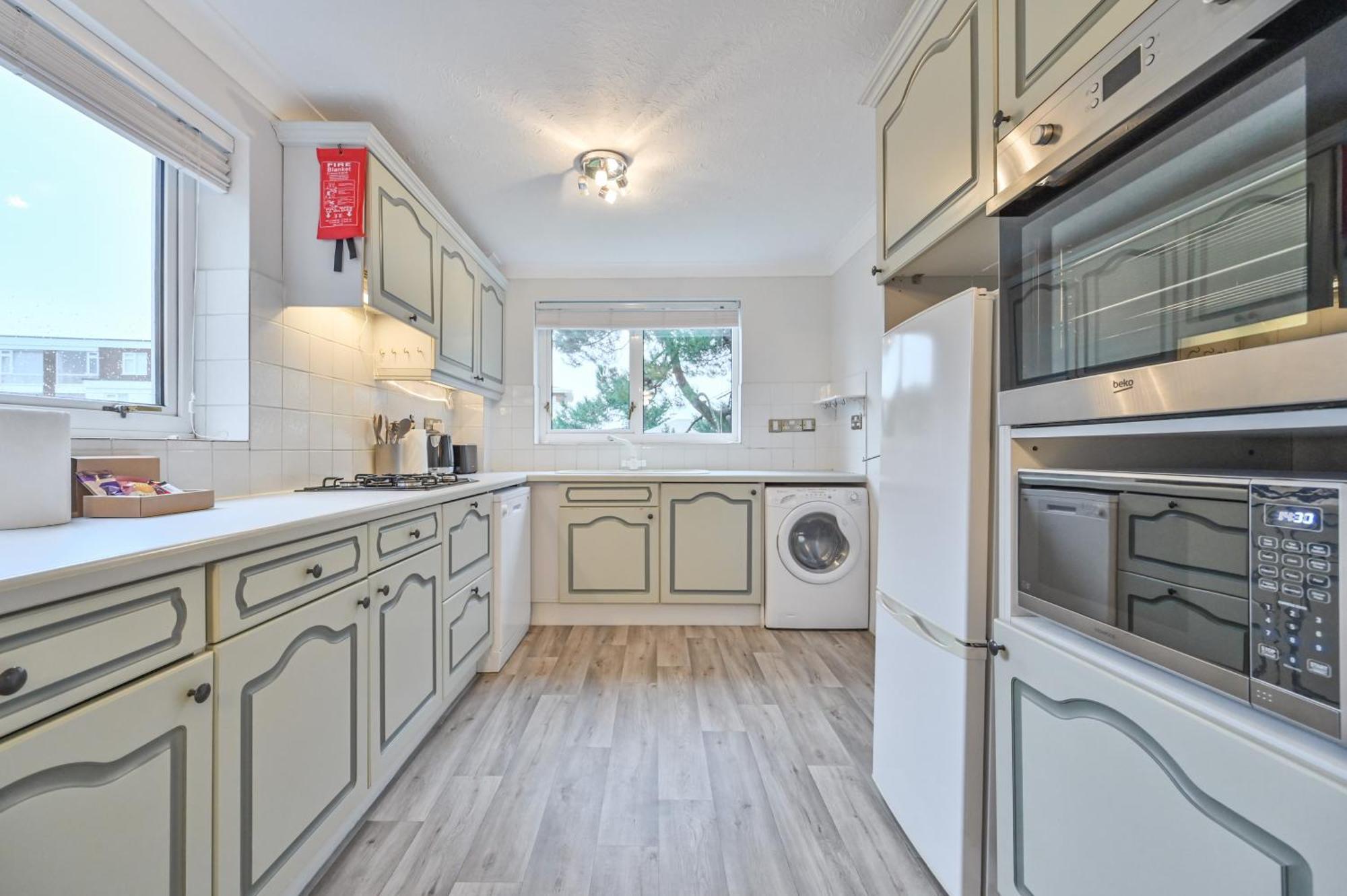 Top Floor Sandbanks Apartment With Free Parking Just Minutes From The Beach And Bars Canford Cliffs Экстерьер фото